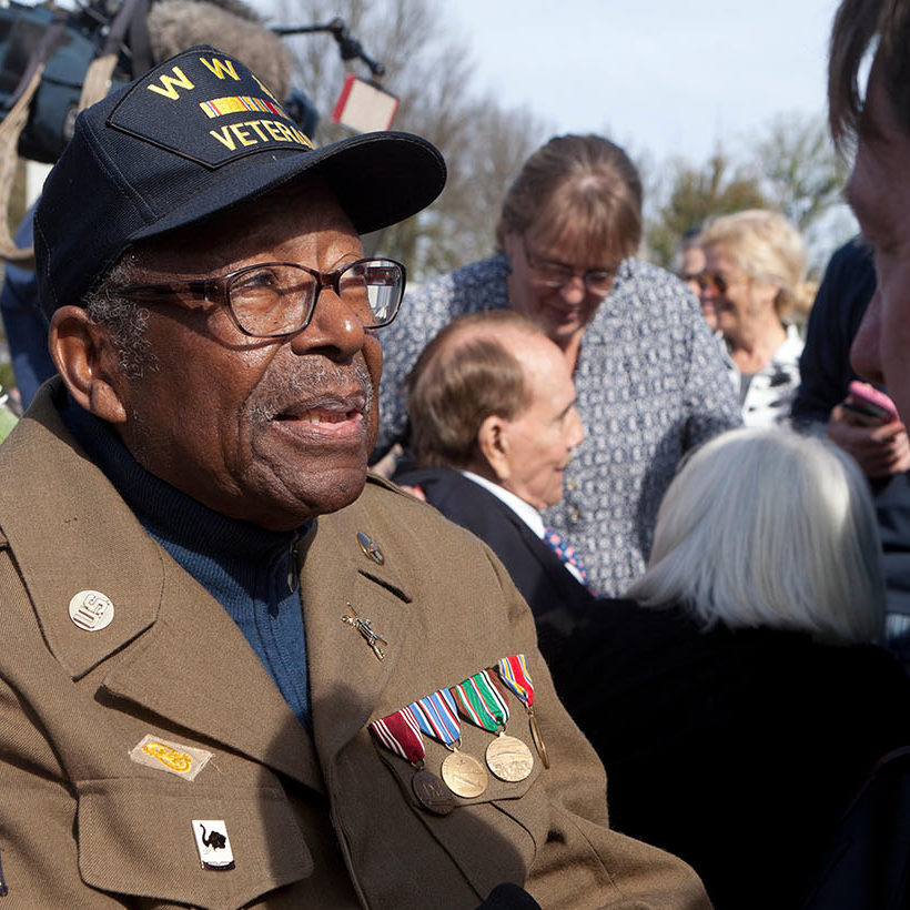 HH9T79 African-American veteran honored WWII memorial on 2016 Memorial Day - Washington, DC USA